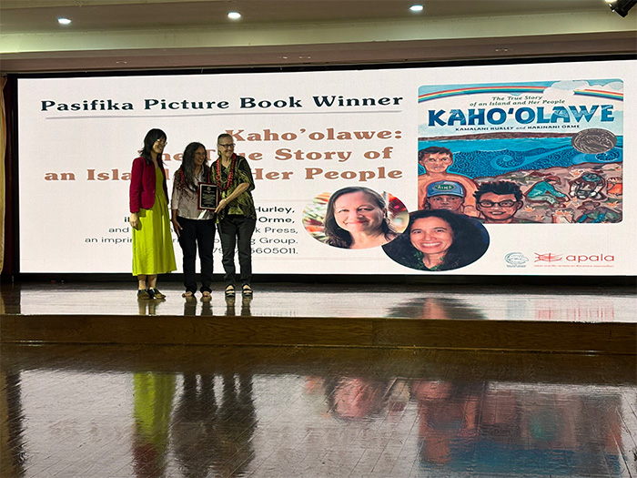 Kamalani Hurley and Harinani Orme receiving the APALA Pasifika Award at ALA 2026